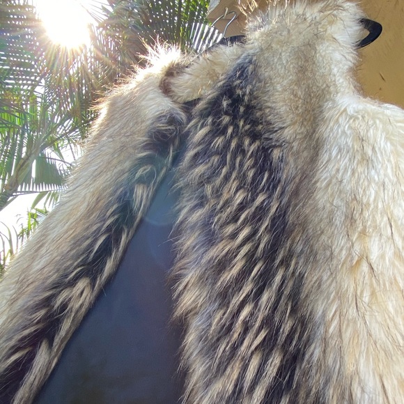 Forever 21 Faux fur vest. Size small - Picture 3 of 4
